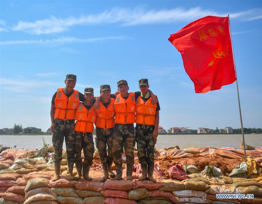 Polícia armada participa de operações de controle de enchentes em Jiangxi