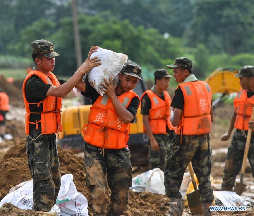 Polícia armada participa de operações de controle de enchentes em Jiangxi