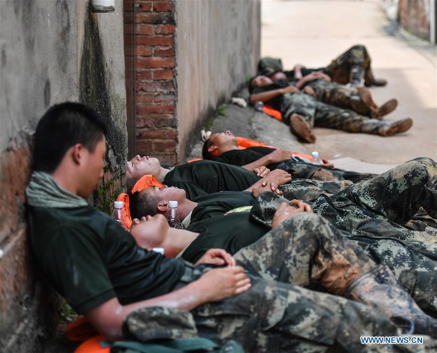 Polícia armada participa de operações de controle de enchentes em Jiangxi