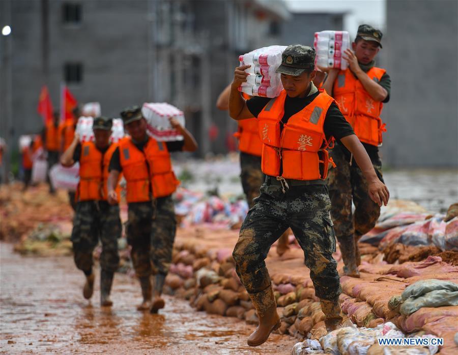 Polícia armada participa de operações de controle de enchentes em Jiangxi