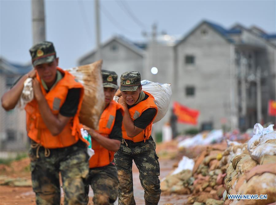 Polícia armada participa de operações de controle de enchentes em Jiangxi