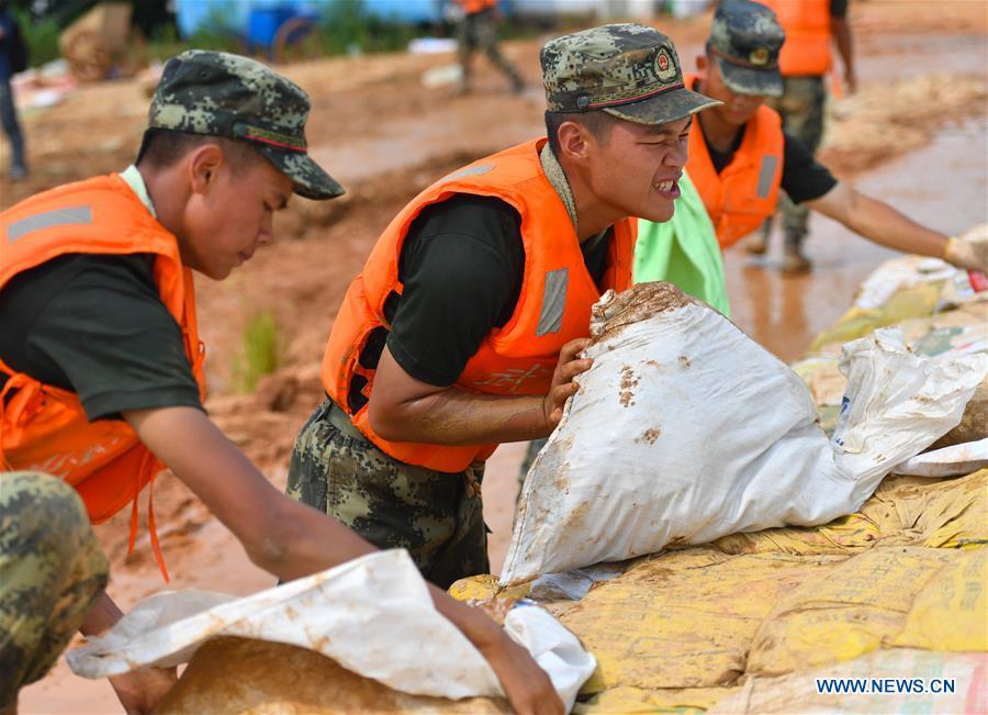 Polícia armada participa de operações de controle de enchentes em Jiangxi