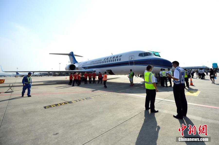 Avião ARJ21 da China Southern realiza voo inaugural