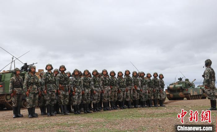 Reigão Autônoma do Tibete: exército chinês realiza manobra a 4700 metros de altitude

