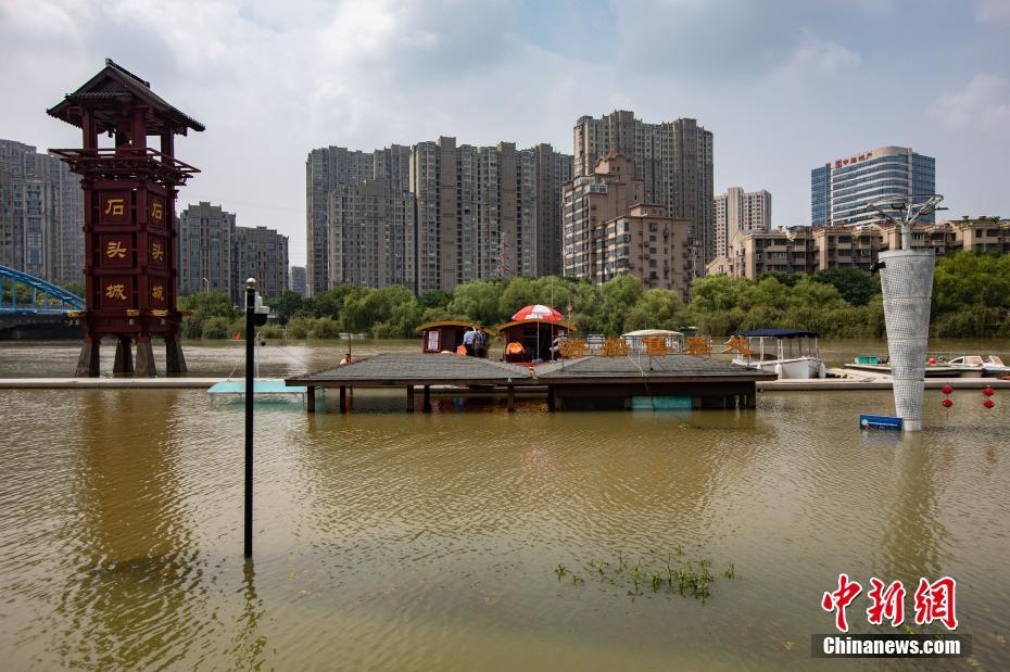 Nanjing: nível das águas do rio Qinhuai permanece alto