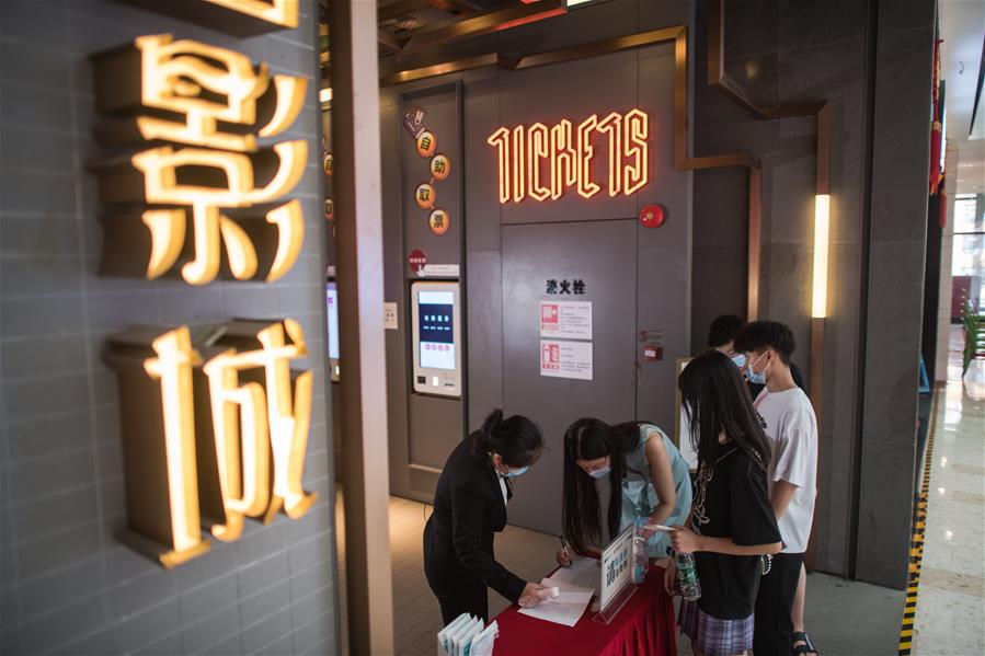 Galeria: Hubei reabre cinemas de maneira ordenada