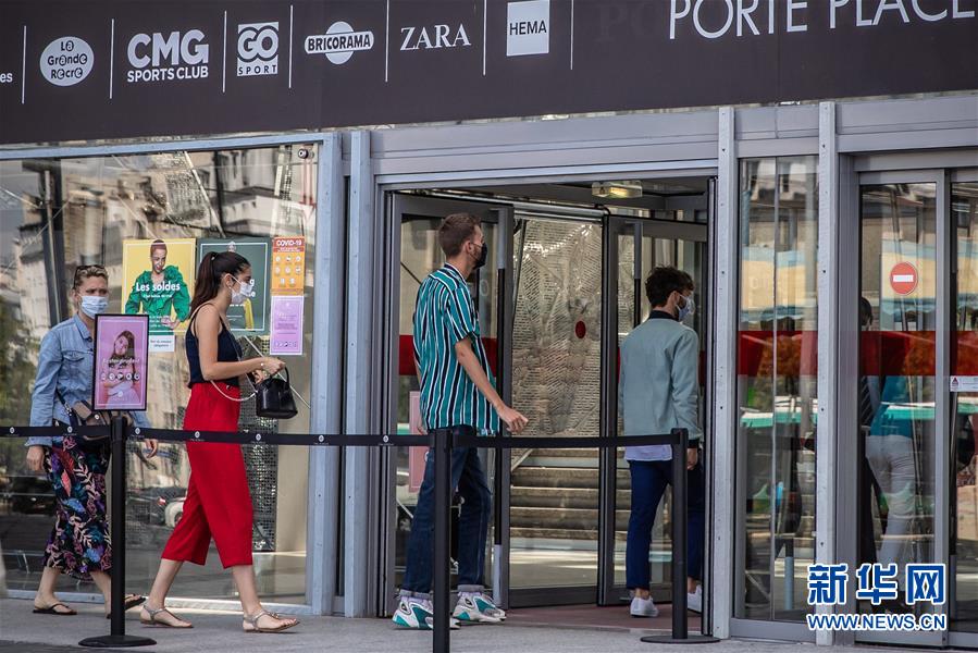 França obrigará uso de máscara em locais públicos fechados