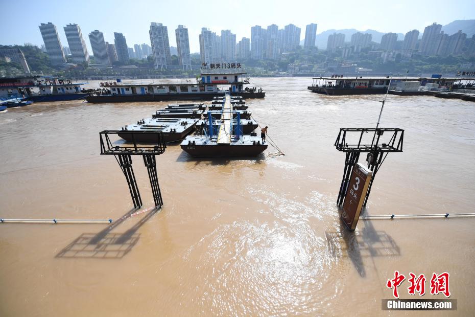 Chongqing: porto de Chaotianmen inundado pelas cheias