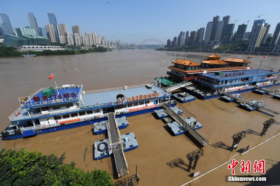 Chongqing: porto de Chaotianmen inundado pelas cheias