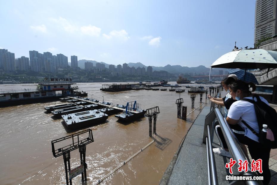 Chongqing: porto de Chaotianmen inundado pelas cheias