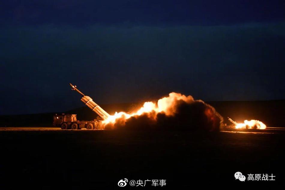 Comando militar do Tibet da China realiza exercício de artilharia em alta altitude