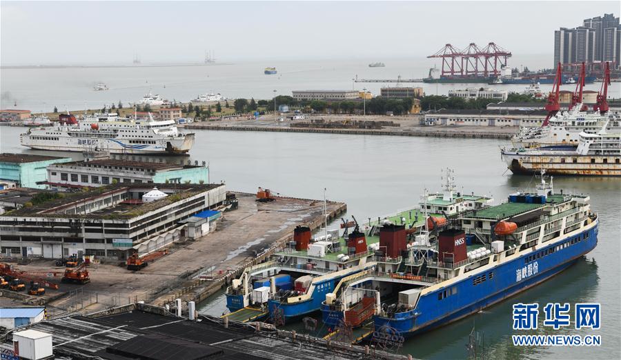 Transporte via balsa retomado no estreito de Qiongzhou após passagem do tufão 