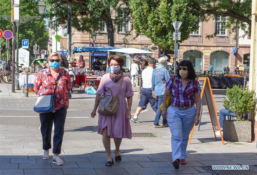 O uso de máscaras é obrigatório ao ar livre em muitas cidades francesas