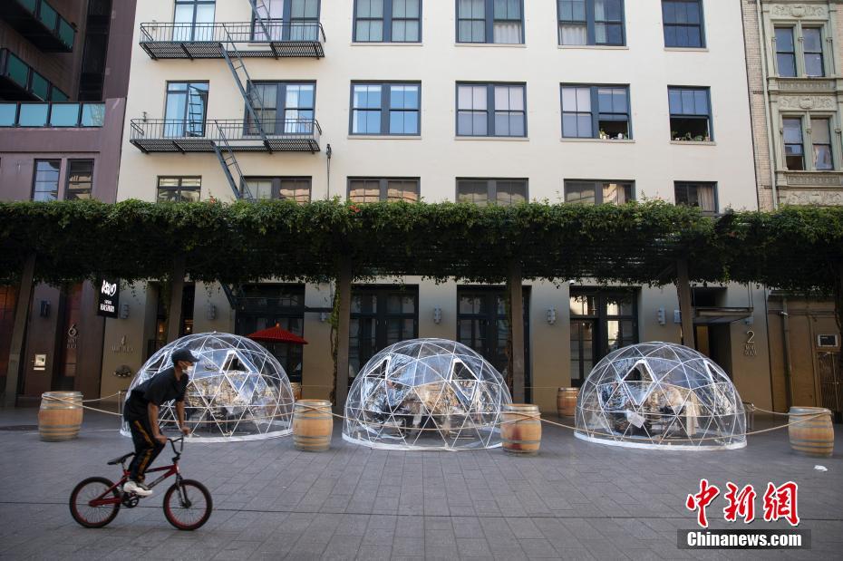 Restaurante em São Francisco atrai clientes com assentos isolados ao ar livre