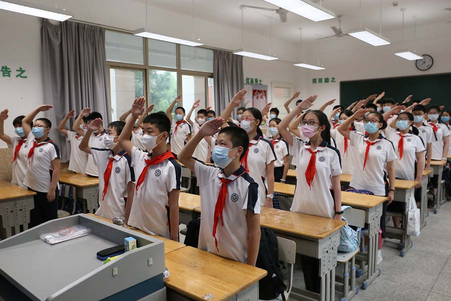 Estudantes regressam à escola em Wuhan