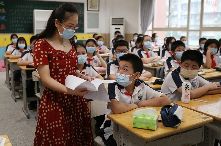 Estudantes regressam à escola em Wuhan