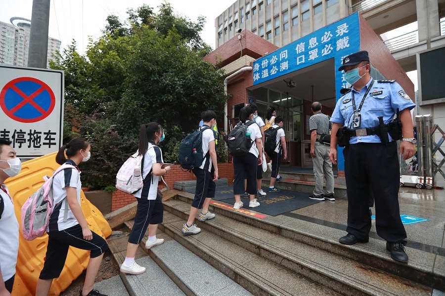 Estudantes regressam à escola em Wuhan