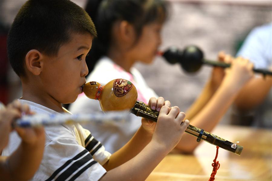 Estudantes aprendem artesanato tradicional