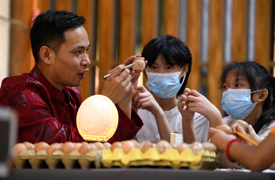 Estudantes aprendem artesanato tradicional