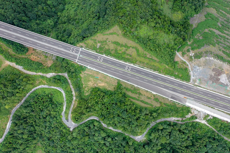 Hubei: Transformação de caminho em avenida em Enshi deixa cidade mais rica 