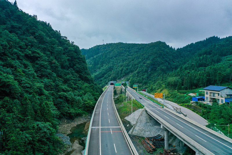 Hubei: Transformação de caminho em avenida em Enshi deixa cidade mais rica 