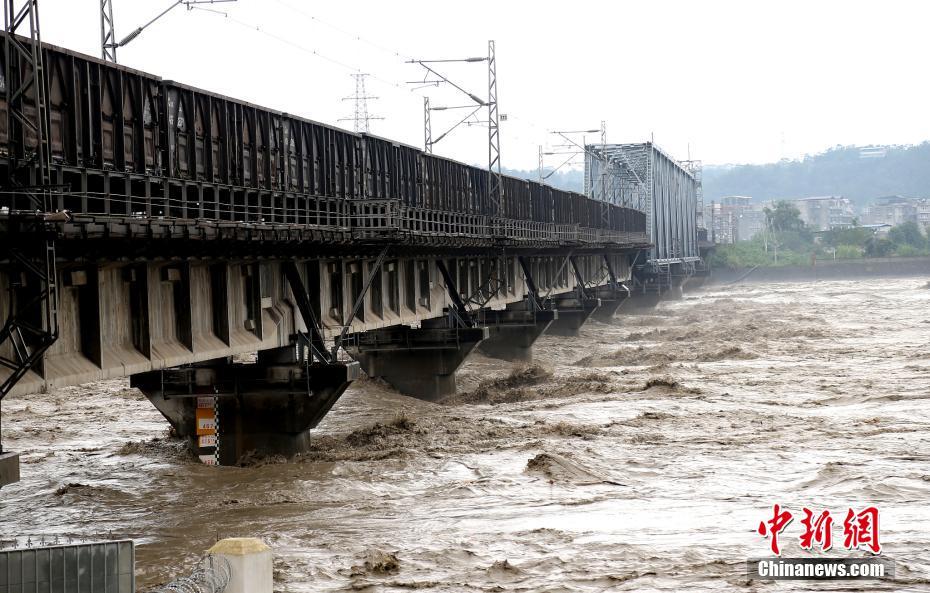 Trem de carga pesada usado como contrapeso para prevenir inundação