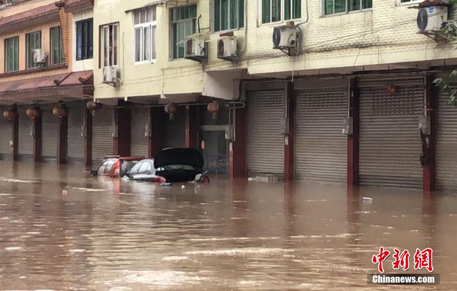 Chuva forte causa inundação em Ya’an,  mais de 36000 pessoas transferidas