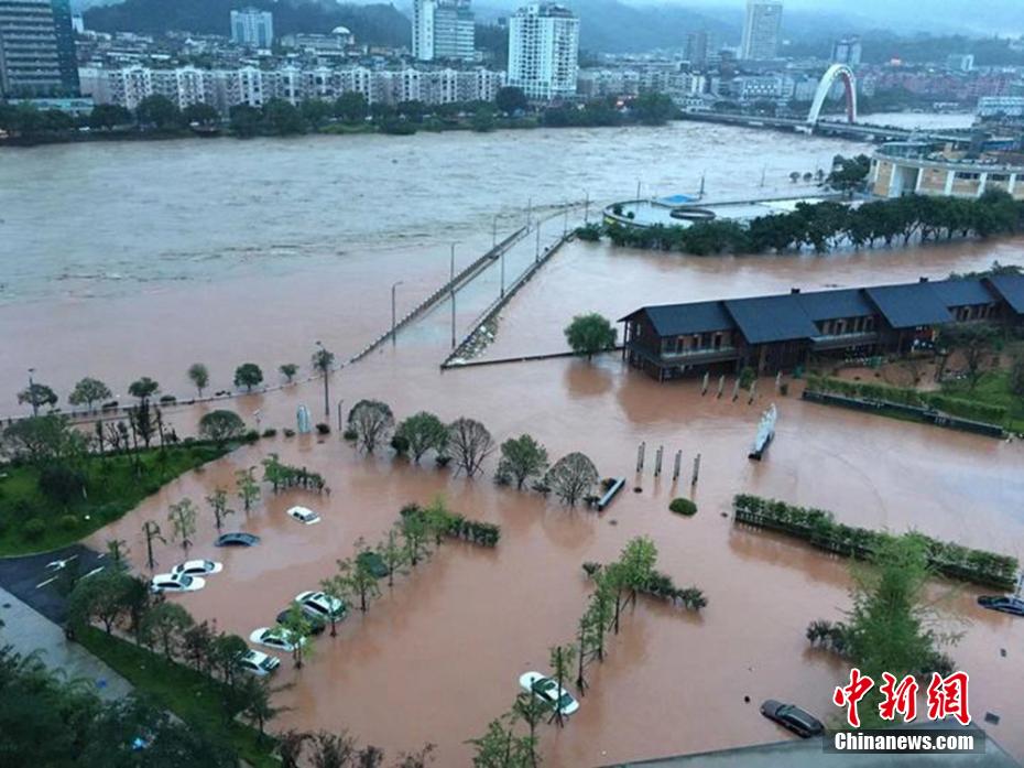 Chuva forte causa inundação em Ya’an,  mais de 36000 pessoas transferidas