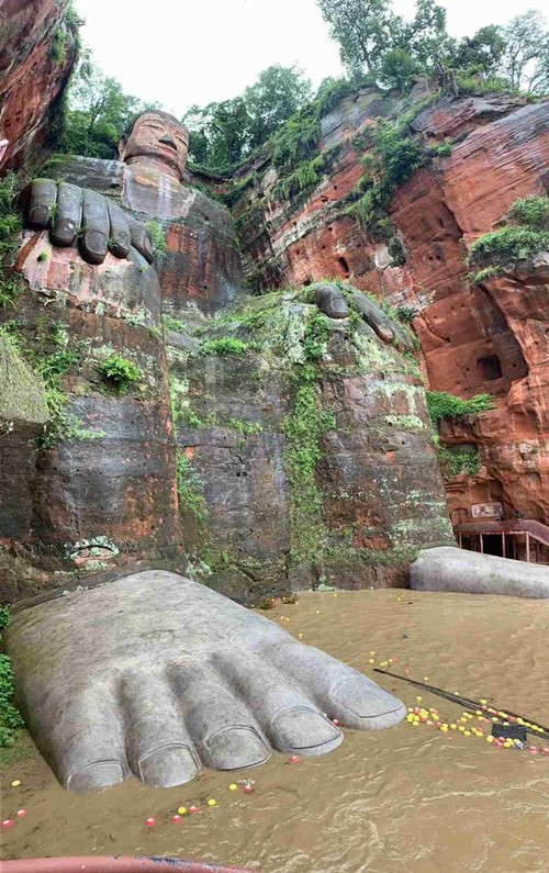 Buda Gigante de Leshan inundado pelas cheias