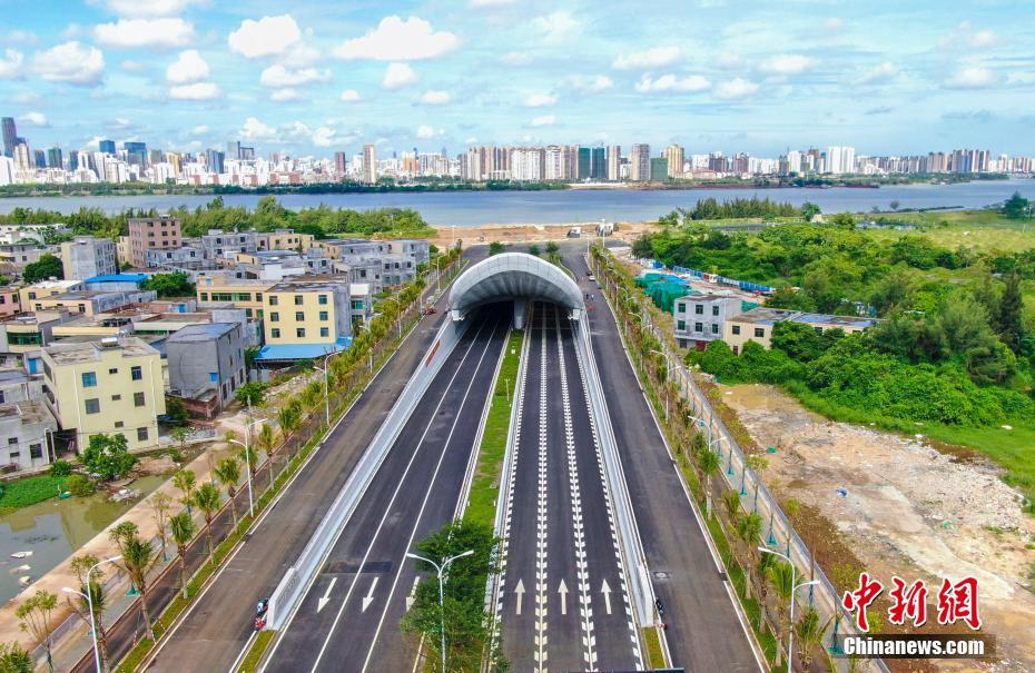 Primeiro túnel rodoviário urbano de Hainan através do rio abre ao tráfego