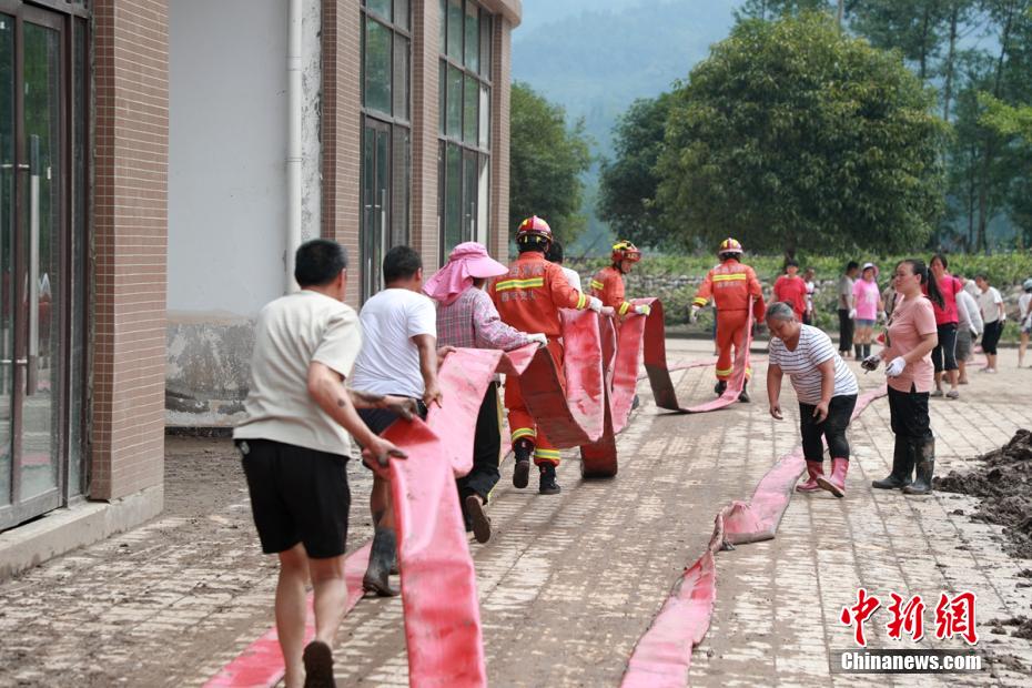 Hunan, Guizhou e outras quatro províncias aumentam assistência de resgate contra inundações em Sichuan 