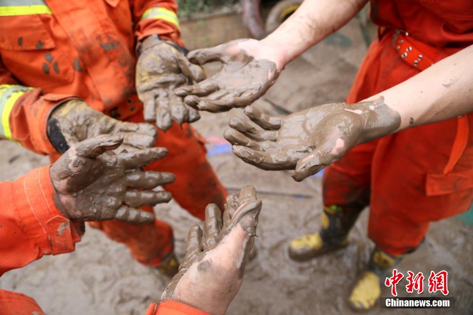 Hunan, Guizhou e outras quatro províncias aumentam assistência de resgate contra inundações em Sichuan 