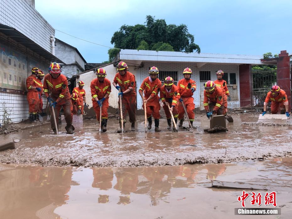 Hunan, Guizhou e outras quatro províncias aumentam assistência de resgate contra inundações em Sichuan 