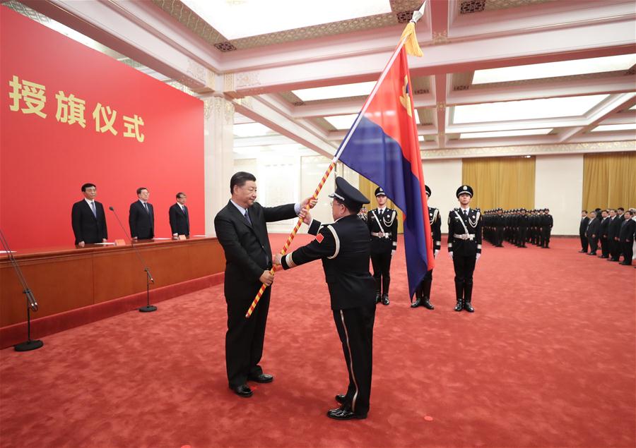 Xi confere bandeira à força policial da China