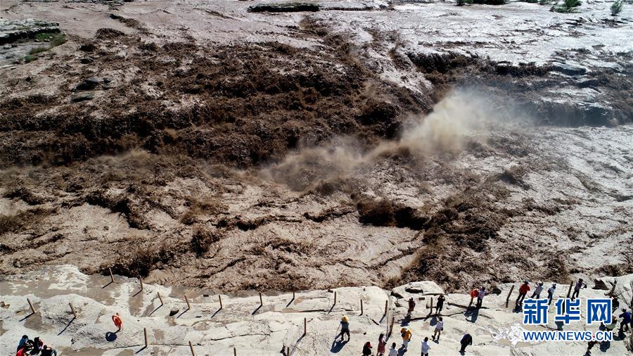 Galeria: Cachoeira Hukou atrai turistas