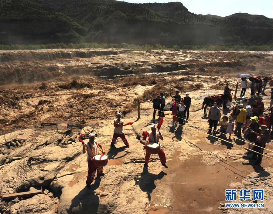 Galeria: Cachoeira Hukou atrai turistas