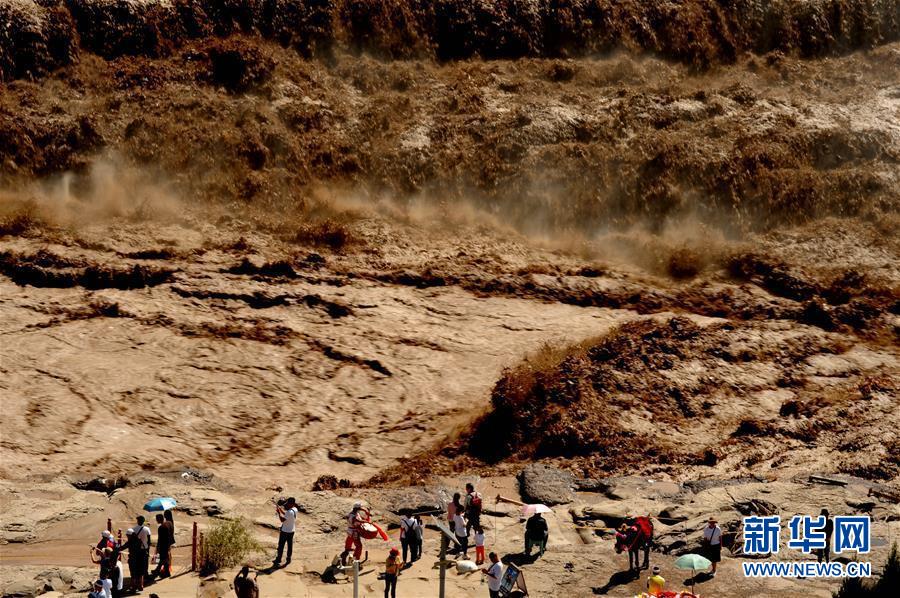 Galeria: Cachoeira Hukou atrai turistas