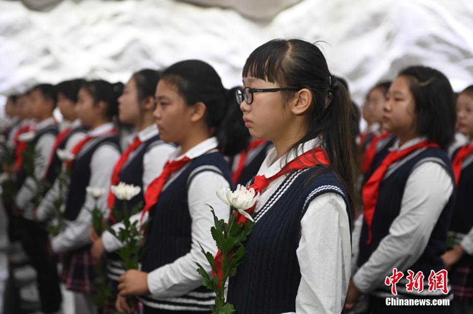 Chineses memorizam o 75º aniversário da vitória da Guerra de Resistência do Povo Chinês contra a Agressão Japonesa