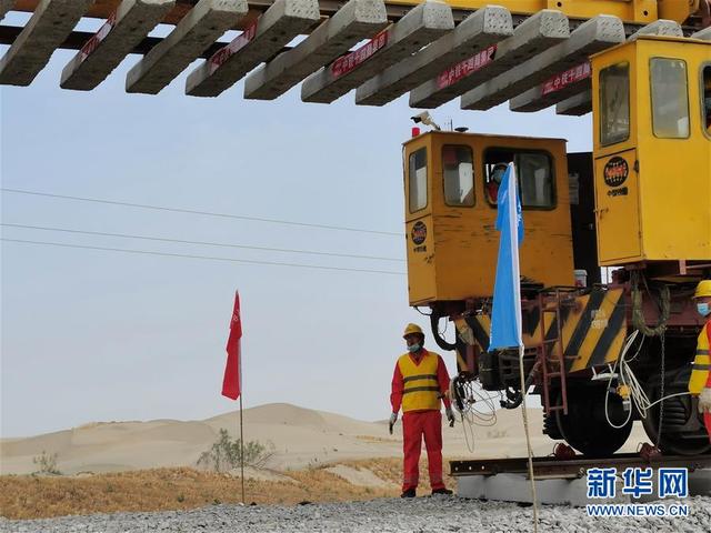 Nova ferrovia no sul de Xinjiang faz incursão no maior deserto da China