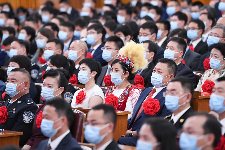 China realiza reunião para homenagear exemplos na luta contra COVID-19