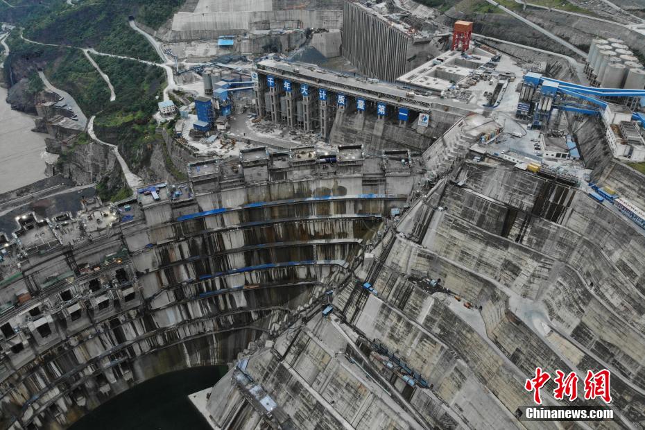 Estação Hidrelétrica de Baihetan, a maior usina hidrelétrica do mundo em construção, está em pleno andamento