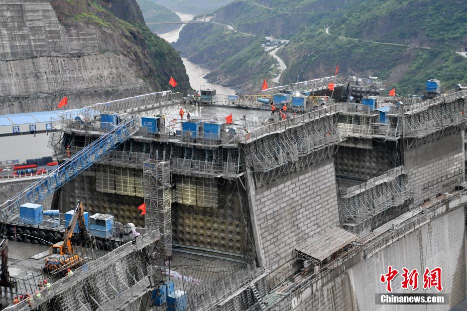 Estação Hidrelétrica de Baihetan, a maior usina hidrelétrica do mundo em construção, está em pleno andamento