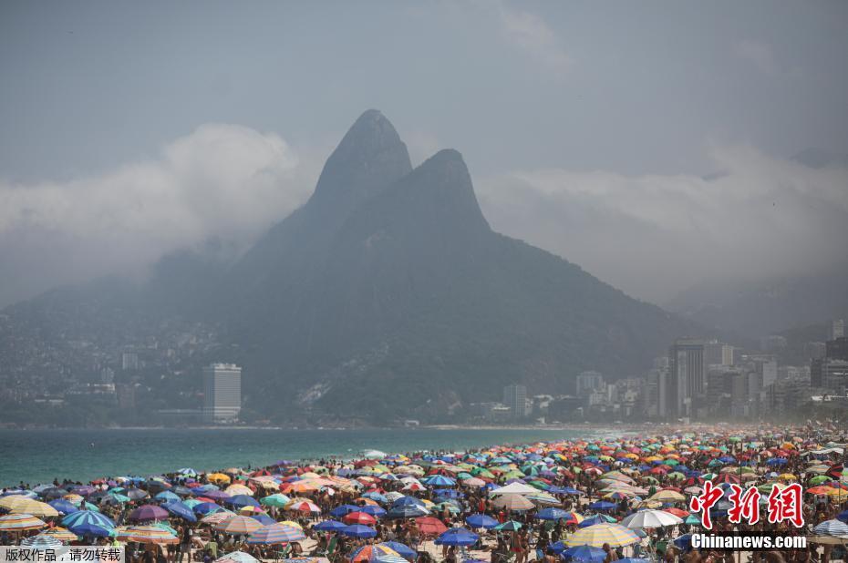 Brasileiros se reúnem na praia apesar da proibição da epidemia