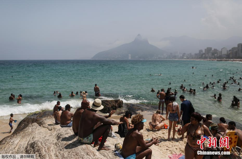 Brasileiros se reúnem na praia apesar da proibição da epidemia