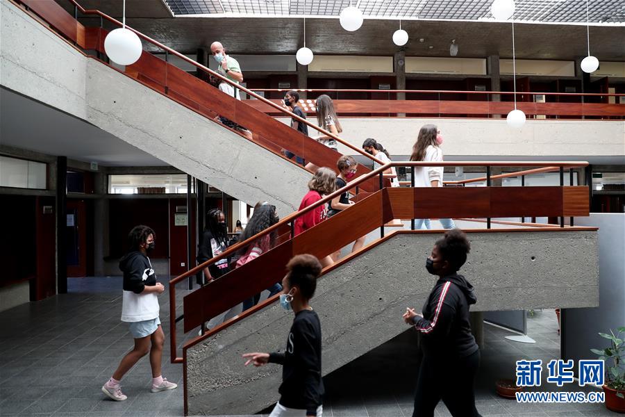 Escolas primárias e secundárias de Portugal inauguram novo ano escolar