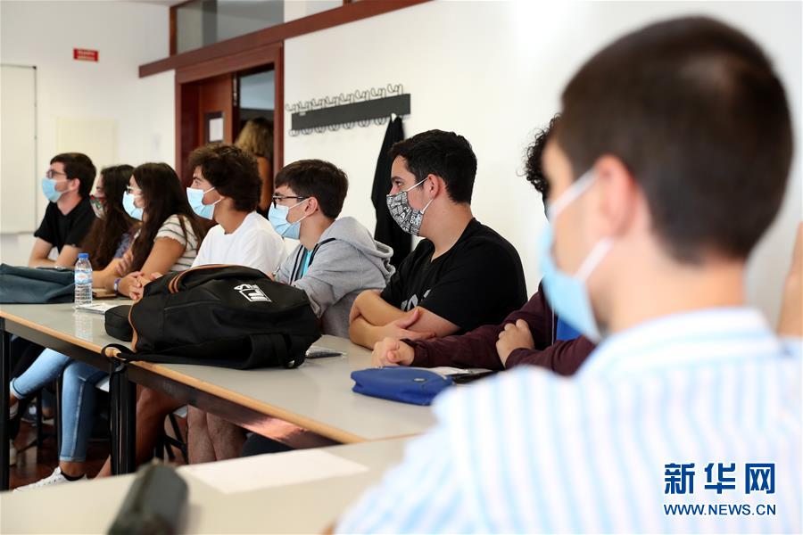 Escolas primárias e secundárias de Portugal inauguram novo ano escolar