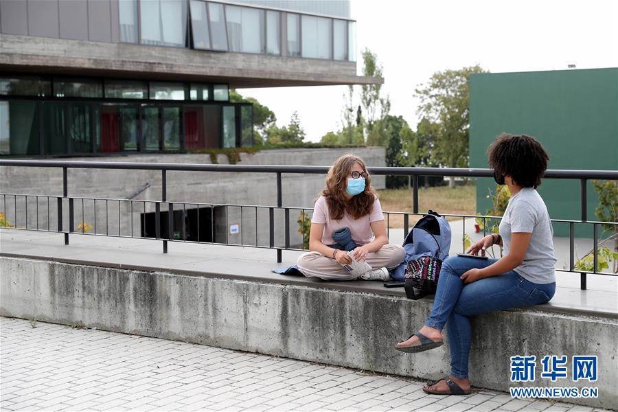 Escolas primárias e secundárias de Portugal inauguram novo ano escolar