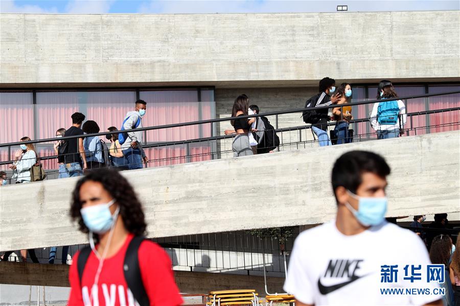 Escolas primárias e secundárias de Portugal inauguram novo ano escolar