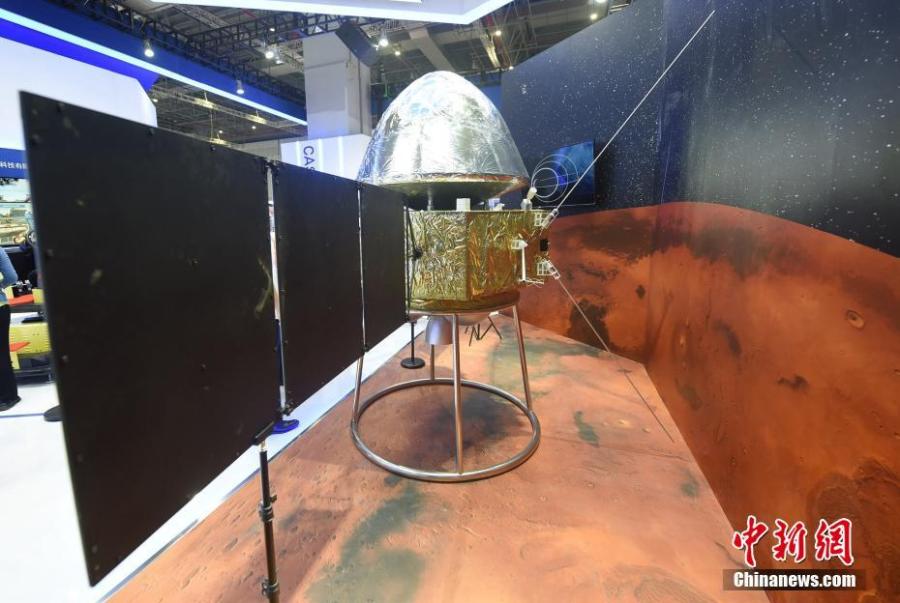 Modelo da sonda de Marte Tianwen-1 em exibição em Shanghai