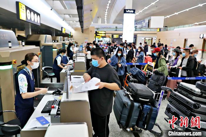 Voo fretado para o exterior é restaurado para estudantes chineses